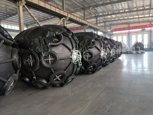 ISO17357 Standard di esecuzione Pneumatico Marine Fender Disegno personalizzato Catena di pneumatici Rete per la protezione delle navi