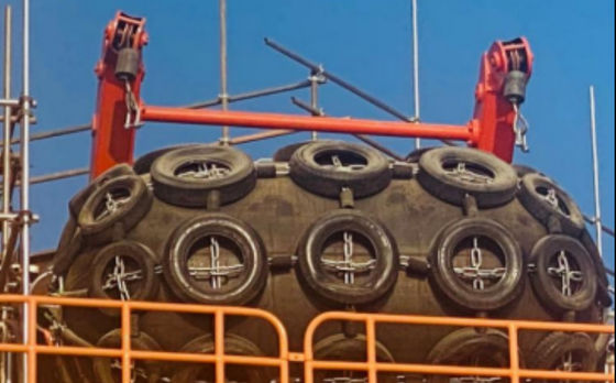 Fender Crane per terminal marino